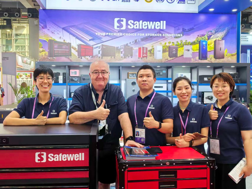 International exhibition scene with tool storage products